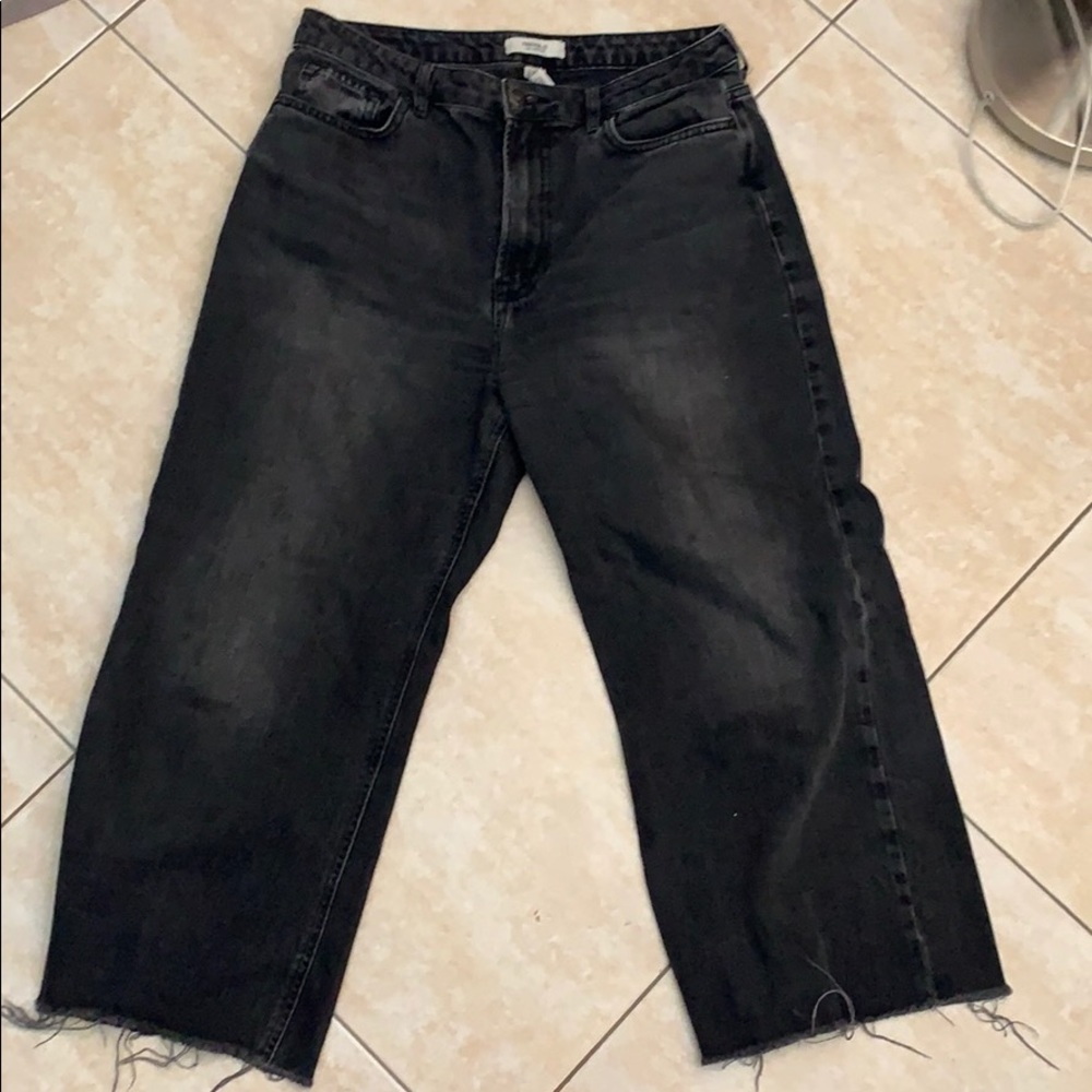 Black jeans with wide-legs